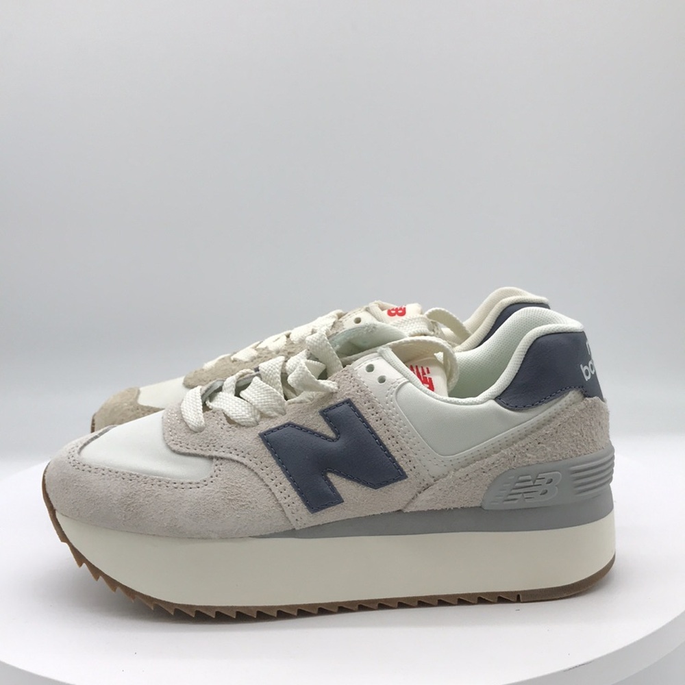 New Balance womens Sneakers size 7 wide US - Picture 3 of 6